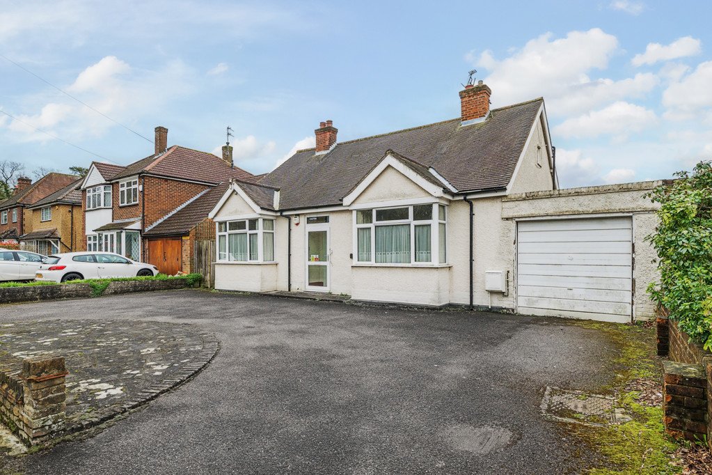 4 bedroom Bungalow for sale in Northwood Road, Harefield, Uxbridge