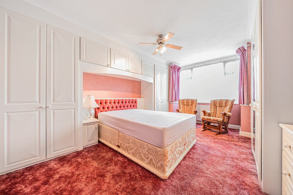 4 bedroom Bungalow for sale in Northwood Road, Harefield, Uxbridge