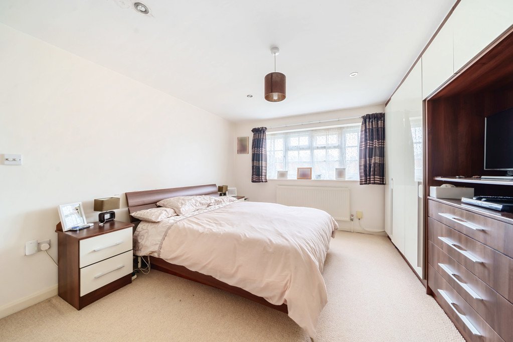 4 bedroom House for sale in Birchmead Avenue, Pinner, Middlesex, HA5