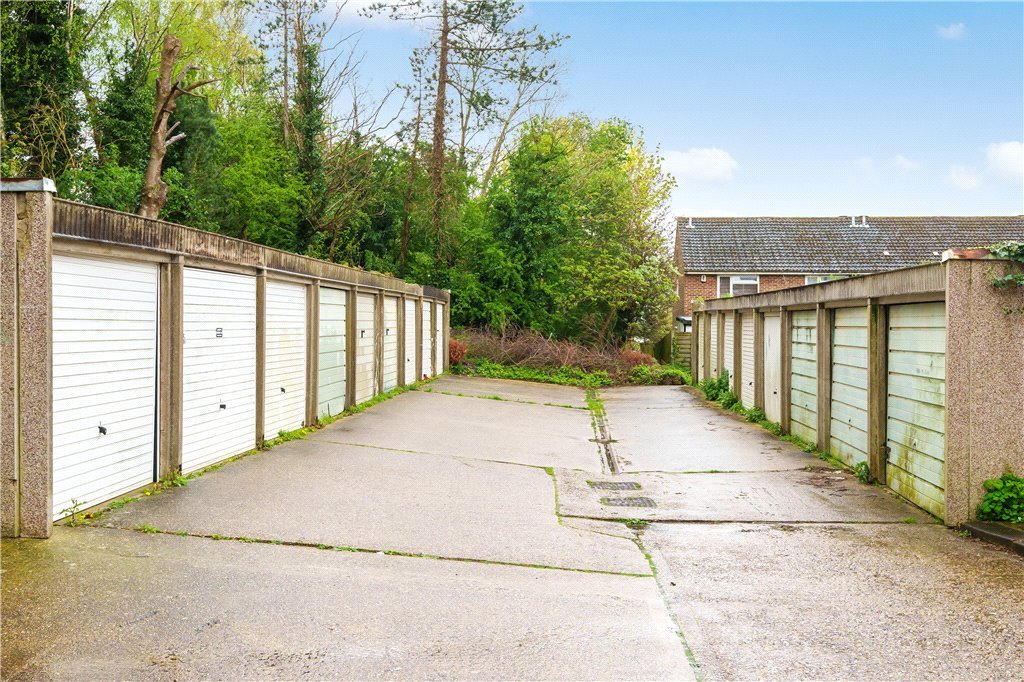 2 bedroom House for sale in Beeton Close, Pinner, Middlesex, HA5