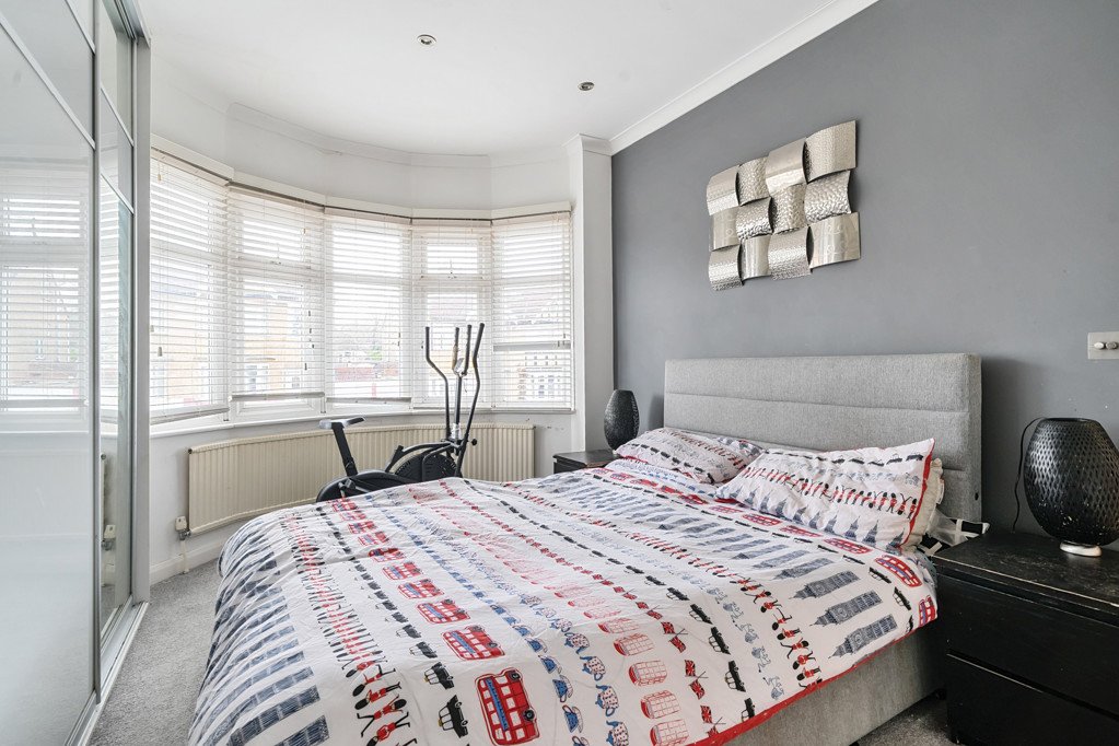 4 bedroom House for sale in Lyndhurst Avenue, Pinner, Middlesex, HA5