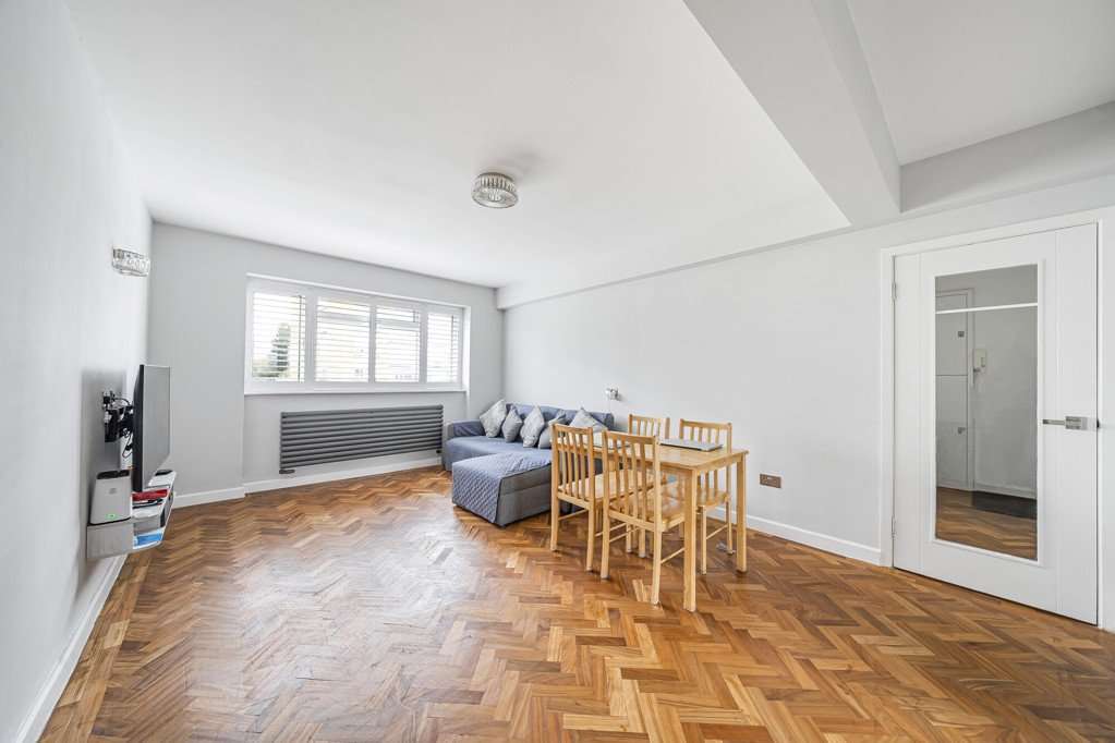 1 bedroom Flat/Apartment for sale in Dove Park, Pinner, Middlesex, HA5
