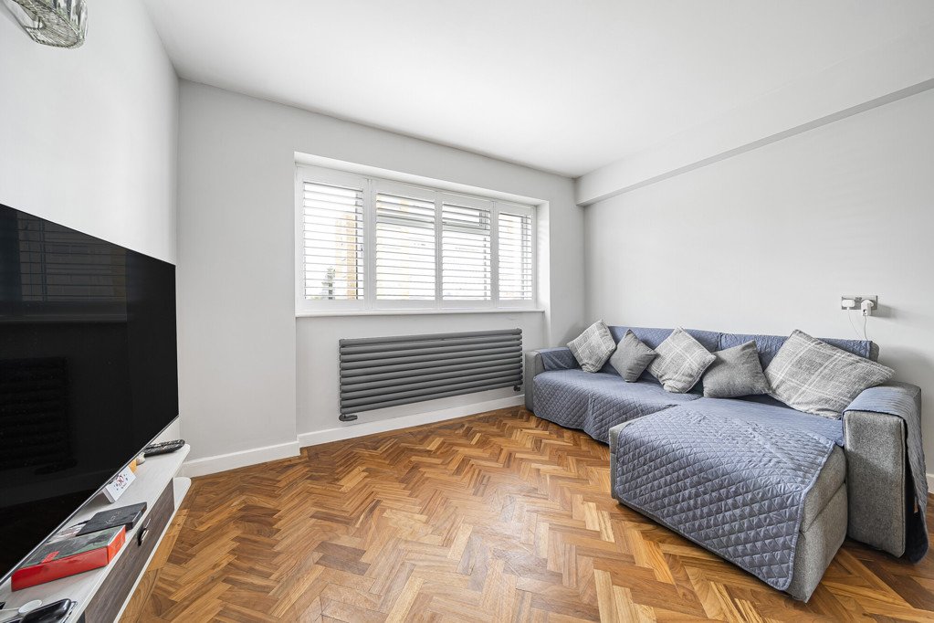 1 bedroom Flat/Apartment for sale in Dove Park, Pinner, Middlesex, HA5