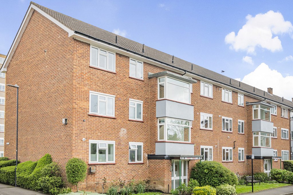 1 bedroom Flat/Apartment for sale in Dove Park, Pinner, Middlesex, HA5
