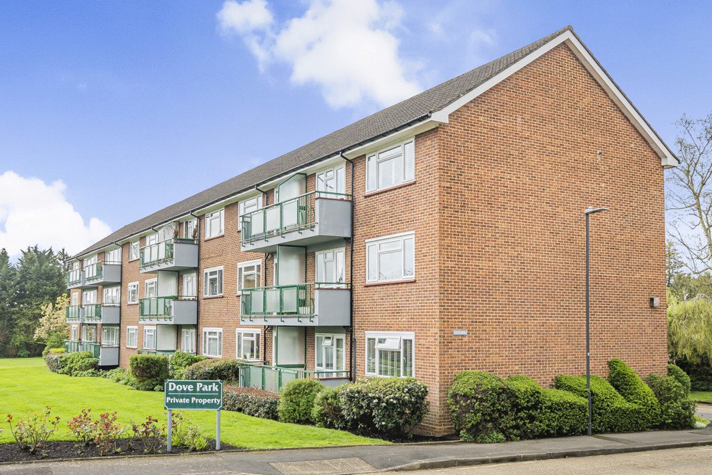 1 bedroom Flat/Apartment for sale in Dove Park, Pinner, Middlesex, HA5