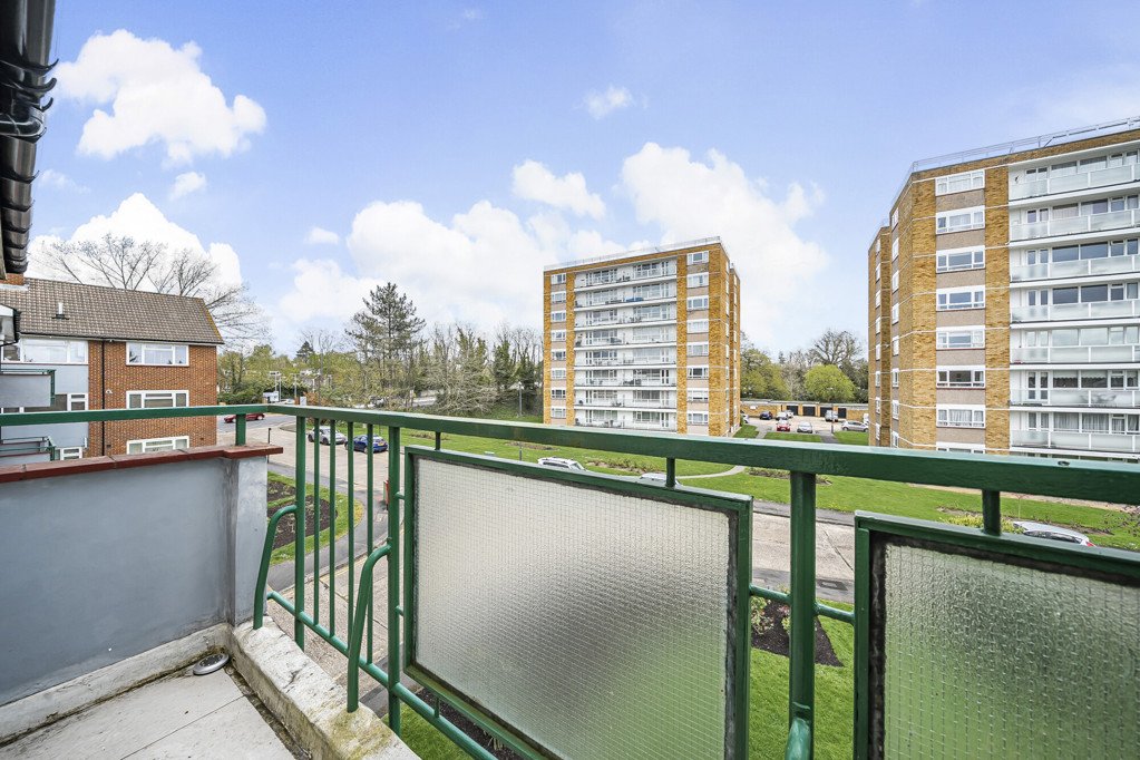 1 bedroom Flat/Apartment for sale in Dove Park, Pinner, Middlesex, HA5