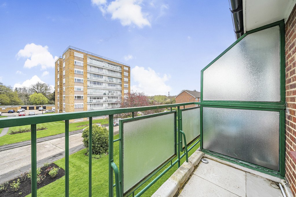1 bedroom Flat/Apartment for sale in Dove Park, Pinner, Middlesex, HA5