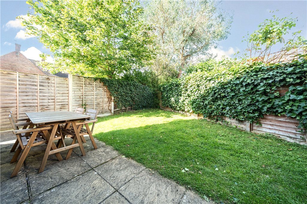 2 bedroom House for sale in Pine Gardens, Ruislip, Middlesex, HA4
