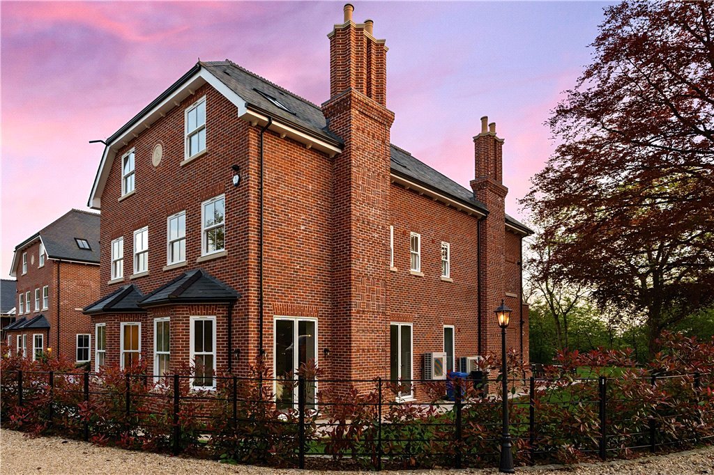 6 bedroom House for sale in Magnolia Grove, Beaconsfield